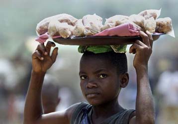 Μέλη ανθρωπιστικών οργανώσεων εκμεταλλεύονταν σεξουαλικά παιδιά-πρόσφυγες στην Αφρική