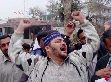 Στους 56 ανήλθαν οι νεκροί από τον εμπρησμό της αμαξοστοιχίας στην Ινδία