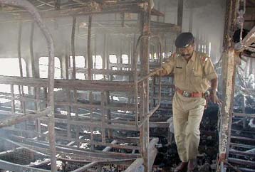 Συλλήψεις και πράξεις αντεκδίκησης το σκηνικό στην Ινδία μετά τον εμπρησμό του τρένου