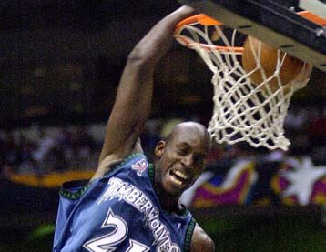 Γκαρνέτ και Μπίλαπς «πάτησαν κάτω» Σακίλ και Μπράιαντ στον αγώνα Τίμπεργουλβς-Λέικερς