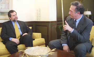 Η εκκαθάριση των εκλογικών καταλόγων στο επίκεντρο της συνάντησης Παπουτσή – Σκανδαλίδη