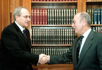 Οι πολιτικές εξελίξεις στο επίκεντρο της συνάντησης Κωνσταντόπουλου – Στεφανόπουλου