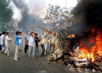Τουλάχιστον 60 νεκροί από επιθέσεις ινδουιστών εναντίον μουσουλμάνων στη δυτική Ινδία