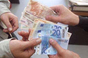 Ολοκληρώθηκε το πέρασμα στο ευρώ, αλλά κάποια δισ. δρχ. βρίσκονται ακόμα στα σεντούκια