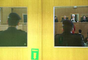 Απόδραση ισοβίτη εμπόρου ναρκωτικών από την αίθουσα του δικαστηρίου!