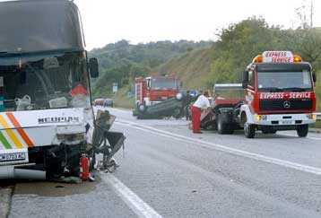 Ένας νεκρός και 29 τραυματίες από σύγκρουση λεωφορείου με νταλίκα