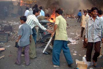 Συνεχίζονται με αμείωτη ένταση οι συγκρούσεις στην Ινδία – Στους 500 οι νεκροί