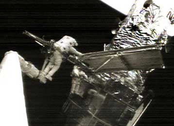 Ολοκληρώθηκε ο πρώτος διαστημικός περίπατος για τη συντήρηση του Hubble