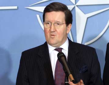 Δεν υπήρξε «διαρροή» που οδήγησε στη μη σύλληψη του Κάρατζιτς, διαβεβαιώνει το ΝΑΤΟ