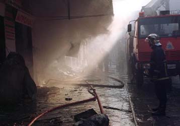 Πυρκαγιά κατακαίει ανεξέλεγκτη μία βιομηχανία χαρτιού στην Κόρινθο