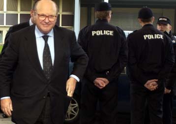 Λάβρος κατά Μπόσι και αιχμηρός έναντι του Μπερλουσκόνι ο τέως Ιταλός ΥΠΕΞ