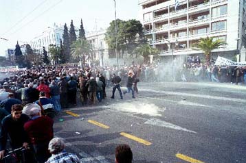 Ένταση και επεισόδια κατά την πορεία των αγροτών προς τη Βουλή