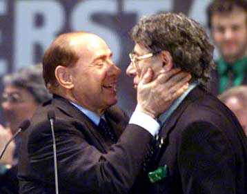 Ο Μπερλουσκόνι καλύπτει τον Μπόσι – Διαφορετική άποψη εξέφρασε ο Τσιάμπι