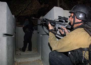 Ο Σαρόν αναβάλει περιοδεία στο εξωτερικό καθώς οι συγκρούσεις μαίνονται εκτός ελέγχου