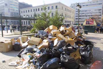 Συνεχίζεται η απεργία των εργαζομένων στην καθαριότητα παρά τις απειλές για απολύσεις