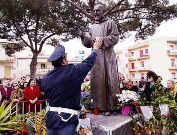 Αγαλμα που δακρύζει σπεύδουν να δουν πιστοί στη Σικελία