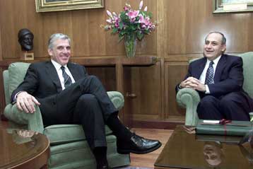 Το θέμα των παραβιάσεων του εναέριου χώρου έθεσε ο Παπαντωνίου στον Τούρκο πρεσβευτή