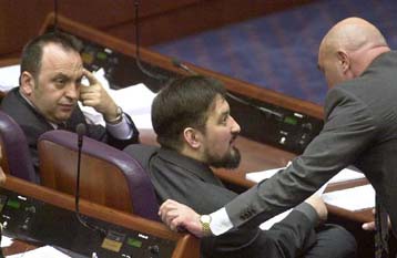 Το κοινοβούλιο της ΠΓΔΜ ενέκρινε νόμο για τη χορήγηση αμνηστίας σε πρώην αντάρτες