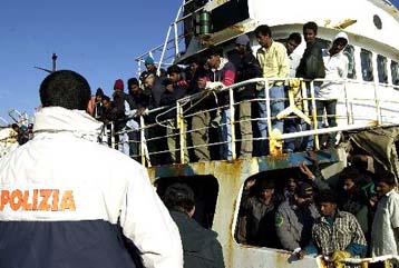 Αγνοείται η τύχη περίπου 50 λαθρομεταναστών ανοιχτά των ακτών της Ιταλίας