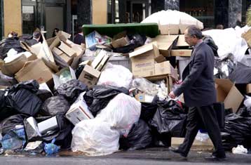 Συνεχίζουν την απεργία οι εργαζόμενοι στην καθαριότητα – Αντιπαράθεση ΥΠΕΣ και δήμου