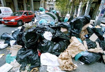 Επ αόριστον συνεχίζουν την απεργία τους οι εργαζόμενοι στην καθαριότητα