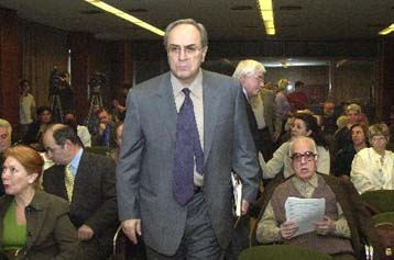 Στις «παράλληλες και ταυτόσημες» επιλογές ΠΑΣΟΚ και ΝΔ επιτέθηκε ο Ν.Κωνσταντόπουλος