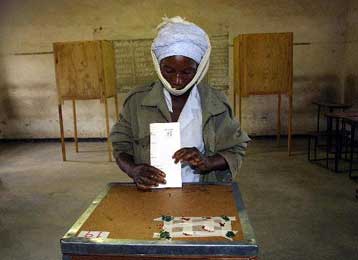 Στις κάλπες προσέρχονται από το πρωί του Σαββάτου οι πολίτες της Ζιμπάμπουε