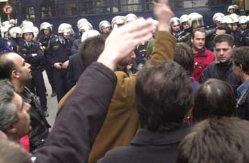 Συγκέντρωση διαμαρτυρίας των αναπληρωτών εκπαιδευτικών στα Προπύλαια