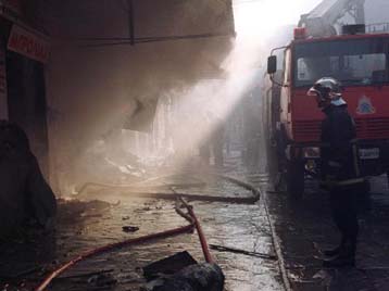 Υπό μερικό έλεγχο η πυρκαγιά που ξέσπασε το απόγευμα του Σαββάτου στην οδό Τσόχα