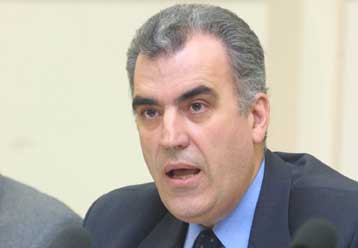 «Κρατάω κλειστά τα χαρτιά μου», δηλώνει ο υπουργός Εργασίας