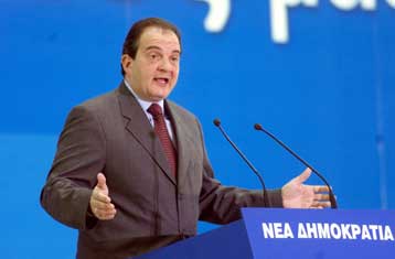 Για έλλειψη πολιτικής στο θέμα των παλιννοστούντων κατηγορεί την κυβέρνηση ο Καραμανλής