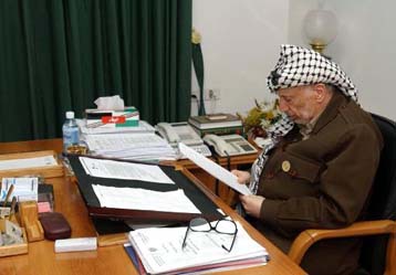 Αρση του αποκλεισμού του Αραφάτ και διαπραγματεύσεις εκεχειρίας μελετά ο Σαρόν