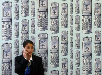 Μείωση, για πρώτη φορά, των παγκόσμιων πωλήσεων κινητών τηλεφώνων το 2001