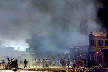 Πυρά εξακολουθούν να ακούγονται στην Ινδία κατά τις θρησκευτικές ταραχές