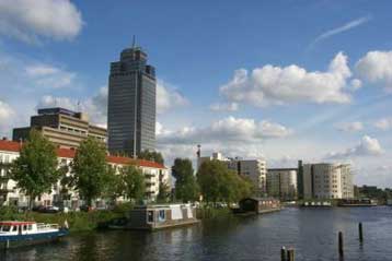 Ένοπλος που στρέφεται κατά της Philips κρατά ομήρους σε ουρανοξύστη του Αμστερνταμ