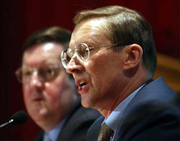 Εξοπλισμοί και τρομοκρατία στην ατζέντα των συνομιλιών Ιβανόφ και Ράμσφελντ