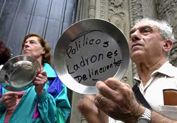 Δύσκολες ώρες λόγω οικονομικής κρίσης περνούν και οι πολιτικοί της Αργεντινής