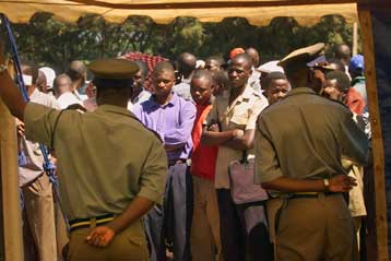 Με μεγάλη καθυστέρηση άνοιξαν και πάλι οι κάλπες στη Ζιμπάμπουε