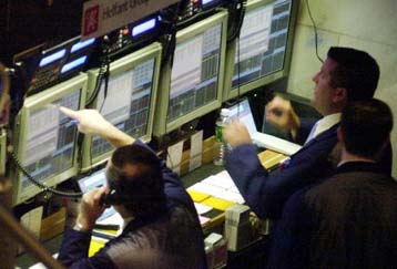 Ανοδος του Dow Jones, οριακή πτώση του Nasdaq τη Δευτέρα