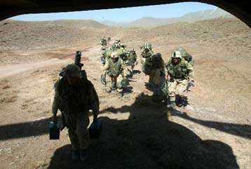 Σπηλιές στο ανατολικό Αφγανιστάν βομβαρδίζουν τα αμερικανικά μαχητικά