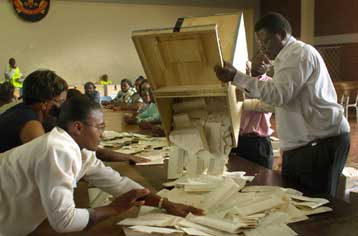 Σοβαρές παρατυπίες στις εκλογές της Ζιμπάμπουε αναφέρουν ανεξάρτητοι παρατηρητές