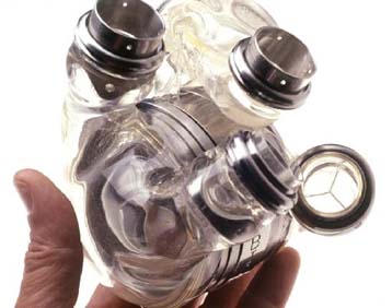 Βάλτε ανεπιφύλακτα μία αυτόνομη τεχνητή καρδιά, συστήνει ο μακροβιότερος δέκτης της