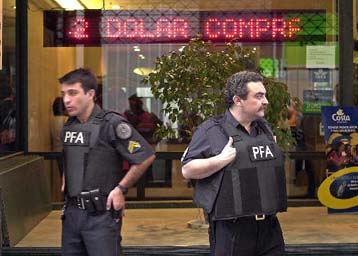 Νέο ιστορικό ναδίρ άγγιξε το νόμισμα της Αργεντινής έναντι του δολαρίου