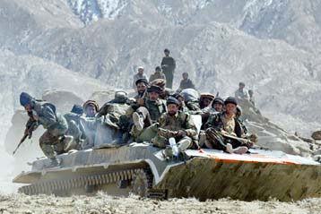 Ανασυντάσσονται οι Ταλιμπάν σε αρκετές επαρχίες, προειδοποιεί Αφγανός αξιωματούχος