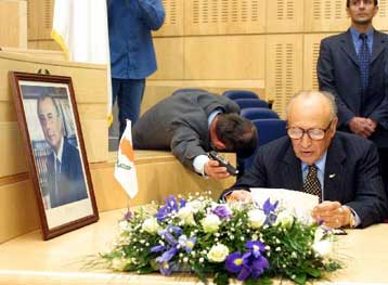 Βιβλίο συλλυπητηρίων άνοιξε για τον Σπ.Κυπριανού – Την Πέμπτη η κηδεία