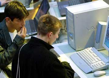 Ανακάμπτει η παγκόσμια αγορά υπολογιστών το 2002, εκτιμά η IDC