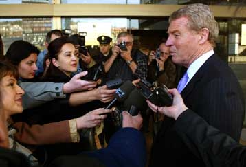 Ο πρώτος μάρτυρας κατηγορίας από τη Δύση καταθέτει στη δίκη του Μιλόσεβιτς