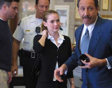 Την αθωότητα της Γ.Ράιντερ αποδεικνύει η ταινία από την κάμερα παρακολούθησης