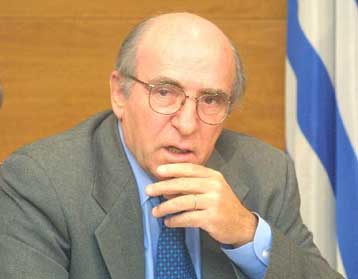 Κυβέρνηση και αντιπολίτευση διασταυρώνουν τα ξίφη τους για το ασφαλιστικό