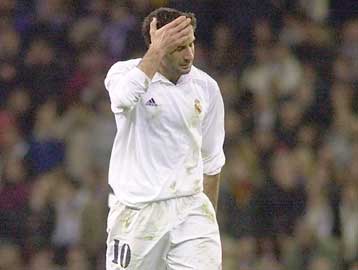 Χωρίς Φίγκο η Ρεάλ στο Καμπ Νου για το ντέρμπι με τη Μπάρτσα